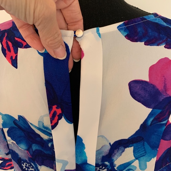 💙💕 Bold & Beautiful Blouse from Banana 💙💕 - Picture 10 of 14